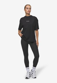 Pegador ARENDAL LOGO HEAVY OVERSIZED TEE - Apdrukāts T-krekls - black/white