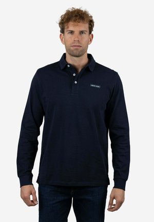 Polo de manga larga azul marino con cuello, tapeta de tres botones y un parche con la marca en el pecho izquierdo, hecho de una mezcla suave de algodón.
