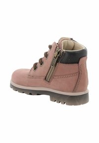 Stivaletto alla caviglia in suede rosa con accenti sintetici marroni, zip laterale, lacci tondi e suola in gomma resistente con motivo a trama testurizzata.
