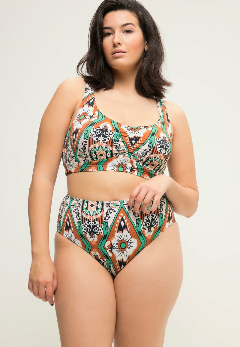 Zestaw bikini z wysokim stanem w kolorowy wzór w kwiaty w odcieniach pomarańczu, zieleni i czerni, wykonany z elastycznej tkaniny z regulowanymi ramiączkami.
