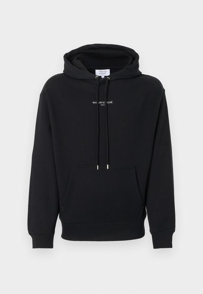 Μαύρη φούτερ μπλούζα με κουκούλα, εμπρόσθια τσέπη καγκουρό, ρυθμιζόμενα κορδόνια και μικρό λευκό λογότυπο "Maison Kitsuné Paris" στο στήθος.