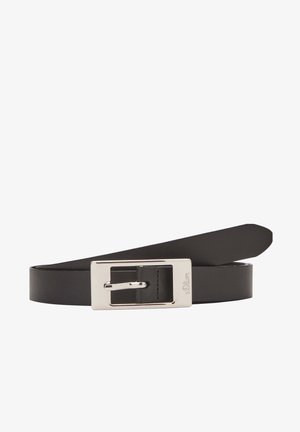 Ceinture en cuir noir avec une boucle rectangulaire argentée et un logo s.Oliver sur la boucle, roulée avec une extrémité légèrement relevée.