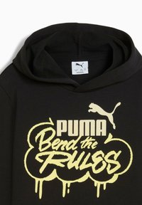 Svart hoodie med känguruficka, prydd med en stor gul grafisk text "PUMA Bend the Rules" och en liten Puma-logotyp. Mjukt tyg.
