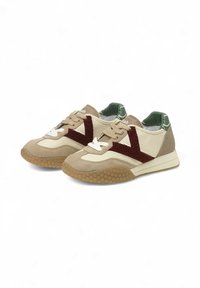 Sneaker vegan beige e crema con accenti bordeaux, pannelli in suede testurizzati e suola in gomma con motivo. Fodera verde e lacci bianchi.