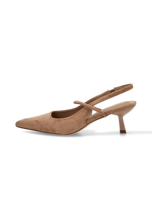 Zapato slingback de ante marrón con punta afilada, tacón bajo tipo kitten y finas tiras cruzadas sobre el pie.