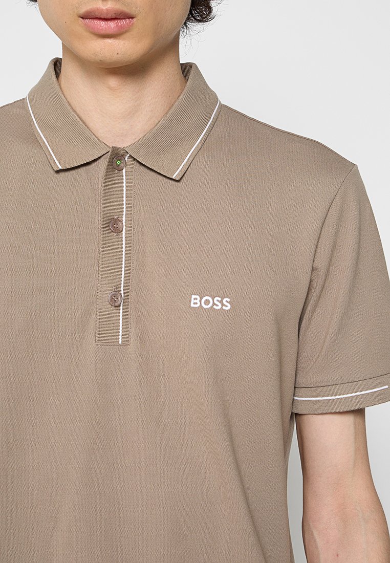 Braunes Poloshirt mit einem gerippten Kragen, einer Drei-Knopf-Leiste und weißen Akzenten. Mit dem eingestickten "BOSS"-Logo in Weiß.