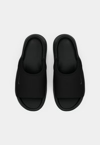 Μαύρα πέδιλα με μαλακό, υφασμάτινο επάνω μέρος και με επενδυμένη σόλα. Διαθέτουν χαμηλό προφίλ και μικρή λογότυπη λεπτομέρεια.