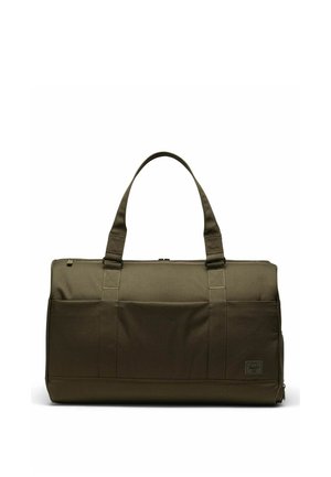 Sac de voyage rectangulaire vert olive foncé avec deux poignées, poches avant, fermeture éclair et petite étiquette logo en bas à droite.