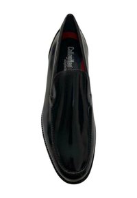 Scarpa slip-on in vernice nera con punta affusolata, finitura liscia, cuciture minime e interno bordato di rosso.