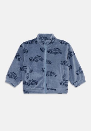 Mėlynas flisinis švarkas su priekiniais užtrauktukais ir kišenėmis, dekoruotas tamsiai mėlynomis senovinių automobilių raštais.