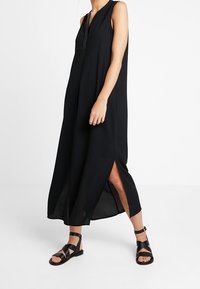 KIOMI Maxiklänning - black