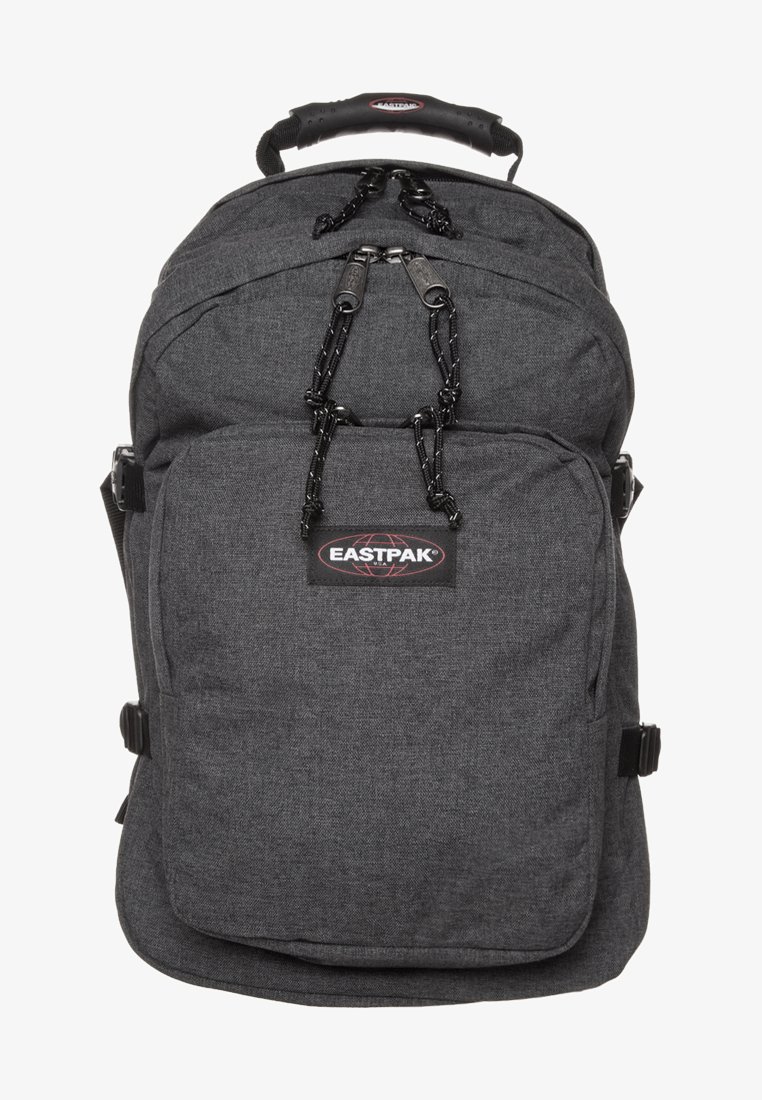 Mochila Eastpak en tejido gris oscuro texturizado; cuenta con un asa en la parte superior, un bolsillo frontal con cremallera y correas ajustables para un transporte seguro.
