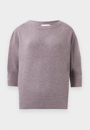 Pull en maille lavande doux avec des manches trois-quarts et des poignets, un col et un ourlet côtelés sur un fond blanc uni.