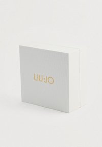 Hvit teksturert kvadratisk boks med gull "LIU·JO"-logo sentrert på fronten, fotografert mot en enkel hvit bakgrunn.