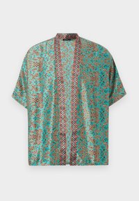Kimono-lignende beklædning i turkis med indviklede brune blomster mønstre, med en kontrastfarvet rød og hvid kant langs den åbne front.