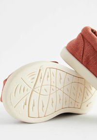 Next STANDARD - Sko med burretape - rust brown
