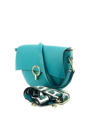 Turquoise leren crossbodytas met gouden ringklem en afneembare zwart-wit patroonriem, Italiaanse vlaghanger aan de zijkant.