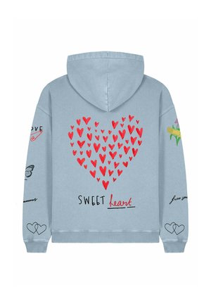 Heleliinisinise kapuutsiga jakki, millel on punane südamegraafika, tekst "SWEET heart" ja lillemotiivid. Sildid on tikitud varrukatele ja see on lõdva lõikega.