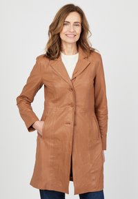 Hellbrauner Ledermantel mit tailliertem Schnitt, Spitzkragen und drei Knöpfen. Hat seitliche Taschen und eine knielange Silhouette.