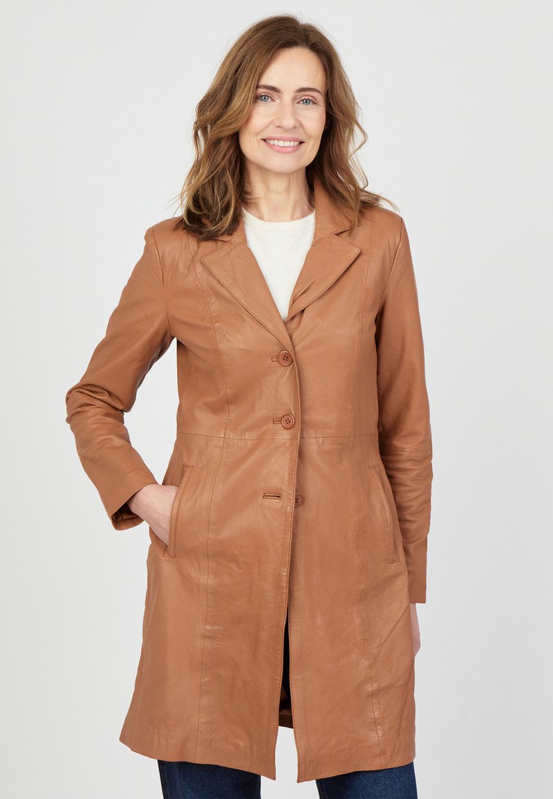 Hellbrauner Ledermantel mit tailliertem Schnitt, Spitzkragen und drei Knöpfen. Hat seitliche Taschen und eine knielange Silhouette.