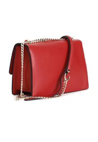 Borsa a tracolla in pelle rossa con forma strutturata, tracolla in catena dorata e rifiniture nere a contrasto. Texture liscia con una finitura lucida.