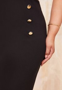 Curves Like These BUTTON FRONT SCUBA - Puzdrová sukňa - black
