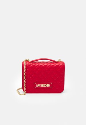 Czerwona pikowana torebka z górnym uchwytem i złotym łańcuszkiem, z złotą tabliczką z logo "LOVE MOSCHINO" z przodu.