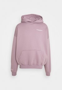 Lila huva sweatshirt i mjukt material, med en framficka av kangaroo-modell och vittryckt text på vänster bröst och ärm.