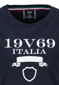 Námorně modré bavlněné tričko s bílým nápisem: "19V69 ITALIA" s designem štítu a banneru. Kulatý výstřih s pruhy v zelené, červené a bílé barvě.