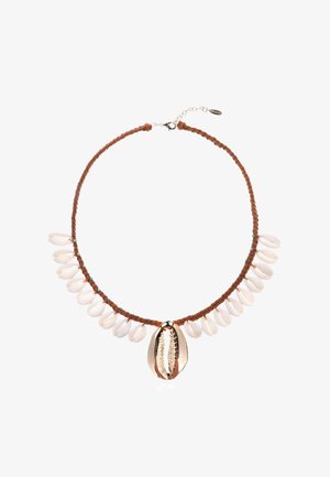 Collier en cuir tressé marron avec des accents de coquillages blancs et un grand pendentif central en coquillage cauri. Comprend des perles turquoise tout au long du design.