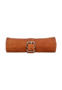 Étui en cuir brun enroulable avec une boucle en métal argenté, bords cousus et texture lisse. Présente une forme cylindrique étroite.