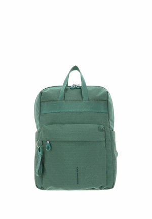 Sac à dos en tissu vert avec une finition texturée, fermeture à double zip, poche avant et poignée supérieure pour le transport.