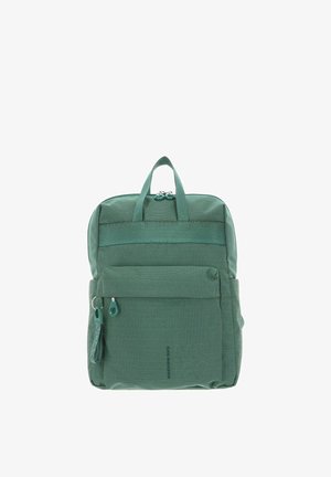 Sac à dos en tissu vert avec une finition texturée, fermeture à double zip, poche avant et poignée supérieure pour le transport.