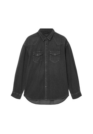 Czarna koszula dżinsowa z długimi rękawami, spiczastym kołnierzykiem i dwoma kieszeniami na piersi. Posiada zapięcie na guziki z przodu oraz zaokrąglony dół.