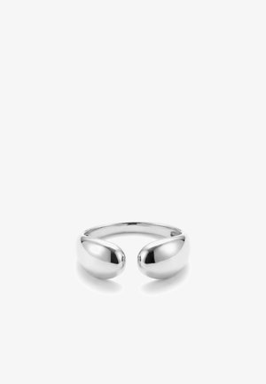 Bague ouverte en argent poli avec des extrémités arrondies et lisses se faisant face sur un fond blanc.