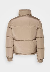 Jachetă puffer în finisaj satin bej deschis, cu guler înalt, manșete elastice și secțiuni quilted pentru izolație. Textură netedă.