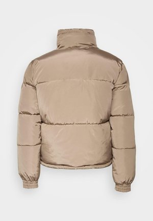 Pufová bunda ve světle béžovém saténovém provedení, s vysokým límcem, elastickými manžetami a prošívanými částmi pro izolaci. Hladká textura.