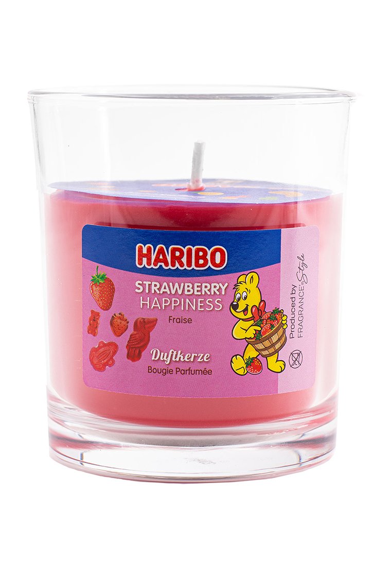 Vela aromática rosa en un tarro de vidrio transparente. La etiqueta presenta gráficos coloridos, incluyendo un oso, fresas y el texto "Felicidad de Fresa."