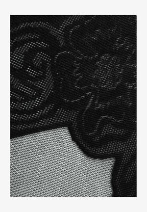 Zbliżenie na czarną koronkową tkaninę z kwiatowymi i geometrycznymi wzorami na białym tle.