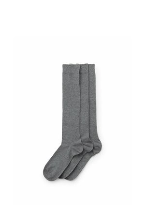 Drei Paar einfarbige graue knielange Socken, ordentlich gestapelt mit Zehen nach links auf weißem Hintergrund.