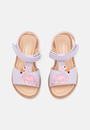 Lilla sandal med justerbar stropp, med et glitrende rosa flamingo-design. Glatt skinnøvre, beige såle og sømdetaljer.