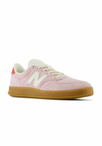 Ljusrosa mockaskor med vita detaljer, gummisula, rund tå och snörningsdesign. Har en logotyp på sidan.