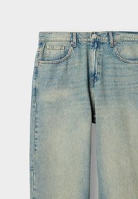 Lys blå denimjeans med en falmet finish. Har to frontlommer, glidelås, og beltehemper i livet. Flat front.