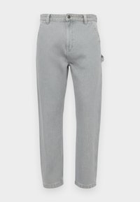 Blugi din denim gri deschis cu croială dreaptă, având fermoar, bucle pentru curea și buzunare frontale. Textură netedă și detalii minime.