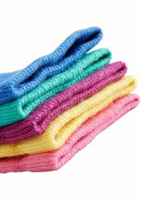Pile di cinque calzini piegati in blu, verde, viola, giallo e rosa. Realizzati in tessuto lavorato a maglia, con polsini a coste e una texture morbida.