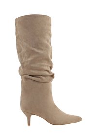 Botte beige décontractée montant jusqu'au genou en daim, avec un bout pointu, un petit talon kitten et une texture froncée le long de la tige.