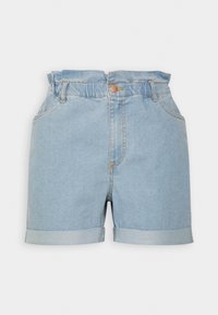 Pantalones cortos de mezclilla azul claro con cintura ajustada, dobladillos enrollados, bolsillos frontales y un solo botón metálico de cierre en la cintura.