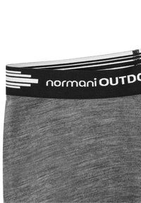 Graue Jogginghosen mit einem schwarzen elastischen Bund, der mit weißem Text "normani OUTDOOR" und Streifen versehen ist. Glatte Textur und lässige Passform.
