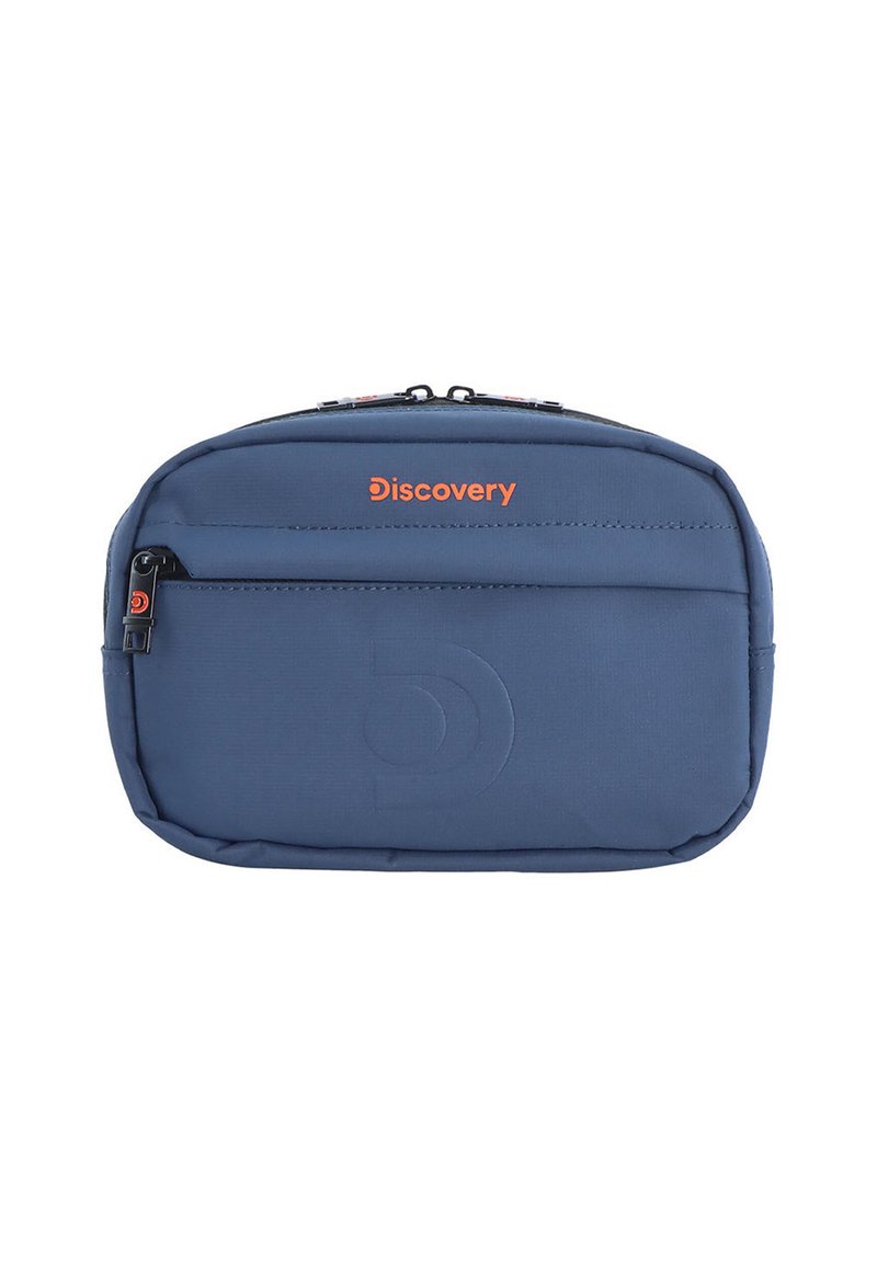 Borsa da toeletta in nylon blu con zip, tasca frontale, logo impresso e dettagli arancioni. Forma rettangolare compatta con design minimalista.