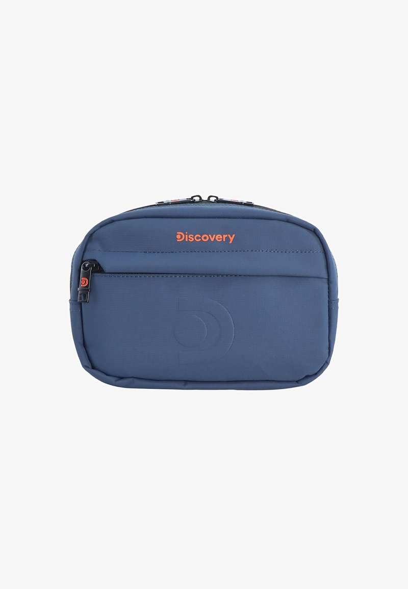 Borsa da toeletta in nylon blu con zip, tasca frontale, logo impresso e dettagli arancioni. Forma rettangolare compatta con design minimalista.